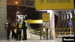 Полицейские в метро Манчестера после инцидента 31 декабря.
