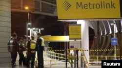 Polițiști la gara Victoria din Manchester după incidentul din noaptea de Revelion