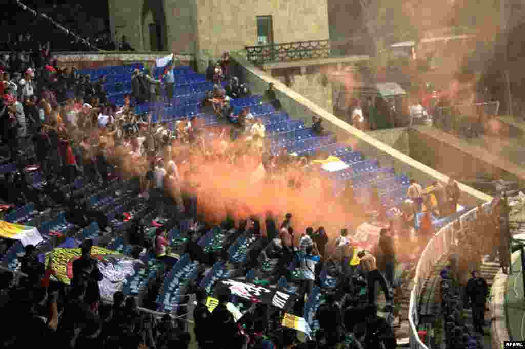 Tribunada savaş, meydanda barış... #11