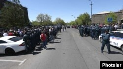 Ոստիկանությունը բաժանում է դատարանի դիմաց հակադիր ցույցերի մասնակիցներին, Երևան, 14-ը մայիսի, 2019թ․