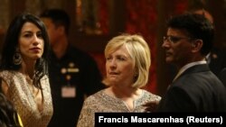 АКШнын мурдагы мамлекеттик катчысы Хиллари Клинтон Аманди менен Пирамалдын тоюнда. Мумбай. 12-декабрь, 2018-жыл.