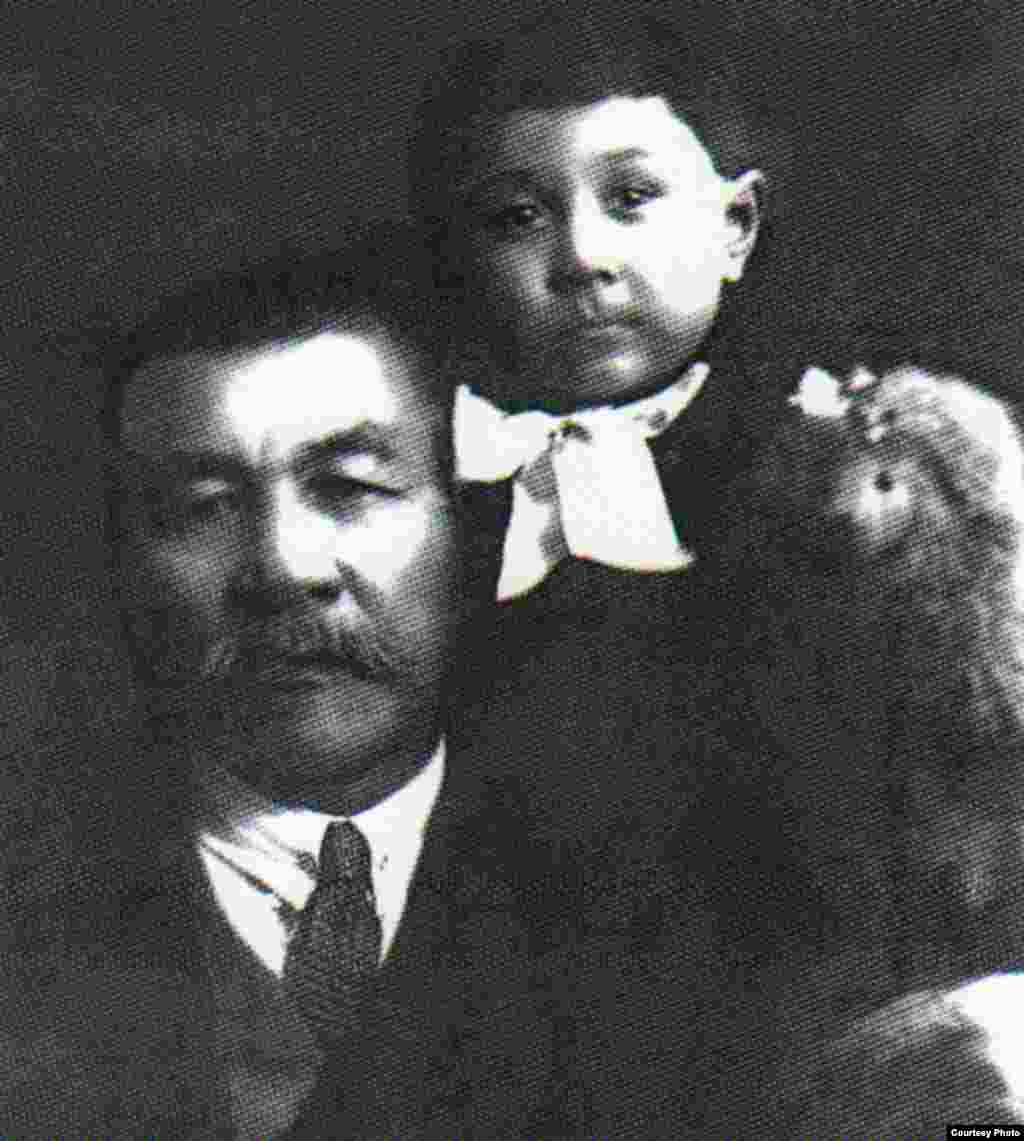 Алихан Букейханов с внуком Ескендиром.