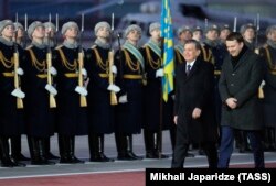 Aeroportda va Kremlda Sh.Mirziyoevni harbiy eskort kutib oldi