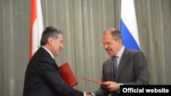 Mинистры иностранных дел Таджикистана и России Сирожиддин Аслов и Сергей Лавров подписывают соглашение о сотрудничестве в Москве, 8 марта 2014 г.