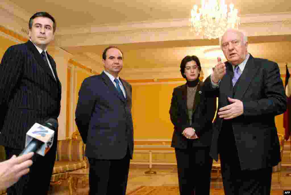 Prezident Eduard Shevardnadze (sadğa) müxalifət liderləri (soldan-sağa) Mikheil Saakashvili, Zurab Zhvania, Nino Burjanadze ilə noyabrın 9-da keçirilən görüşü alqışladığını deyir. 