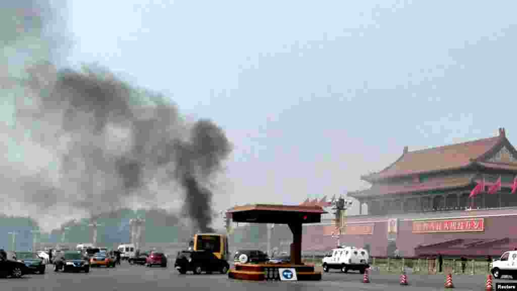 28 октября на площади Тяньаньмэнь в Пекине взорвался автомобиль, который врезался в толпу туристов. Погибли пять человек, десятки получили ранения. Власти Китая возложили вину за инцидент на «Исламское движение Восточного Туркестана». Однако эта организация не взяла на себя ответственность за произошедшее. Площадь Тяньаньмэнь, где в 1989 году прошли антиправительственные выступления молодежи, является одной из самых строго охраняемых территорий в Китае.