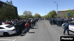 Armenia - Supporters and critics of former President Robert Kocharian demosntrate outside a court building in, Yerevan,May 14, 2019.