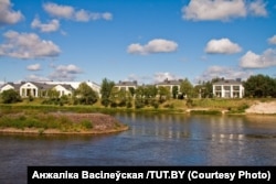 Рэзыдэнцыя Аляксандра Лукашэнкі ў Ляскавічах. Фатаздымак Tut.by зроблены з Прыпяці ў 2011 годзе.