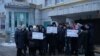 Протестующие вкладчики жилищного кооператива "Триумф-НК" рядом с офисом организации