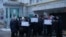 Протестующие вкладчики жилищного кооператива "Триумф-НК" рядом с офисом организации
