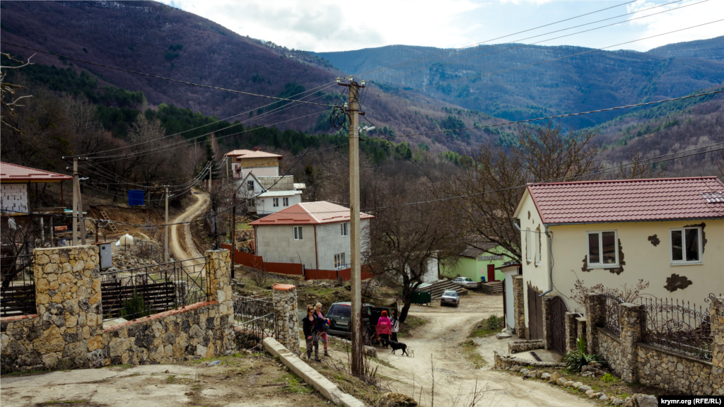 На розі вулиць Соснова (зліва) і Ключова. Ними село поки і обмежується. Наприкінці XVIII століття через тодішнє Кучук-Озенбаш проходила одна з небагатьох на півострові доріг із Бахчисарая до Ялти