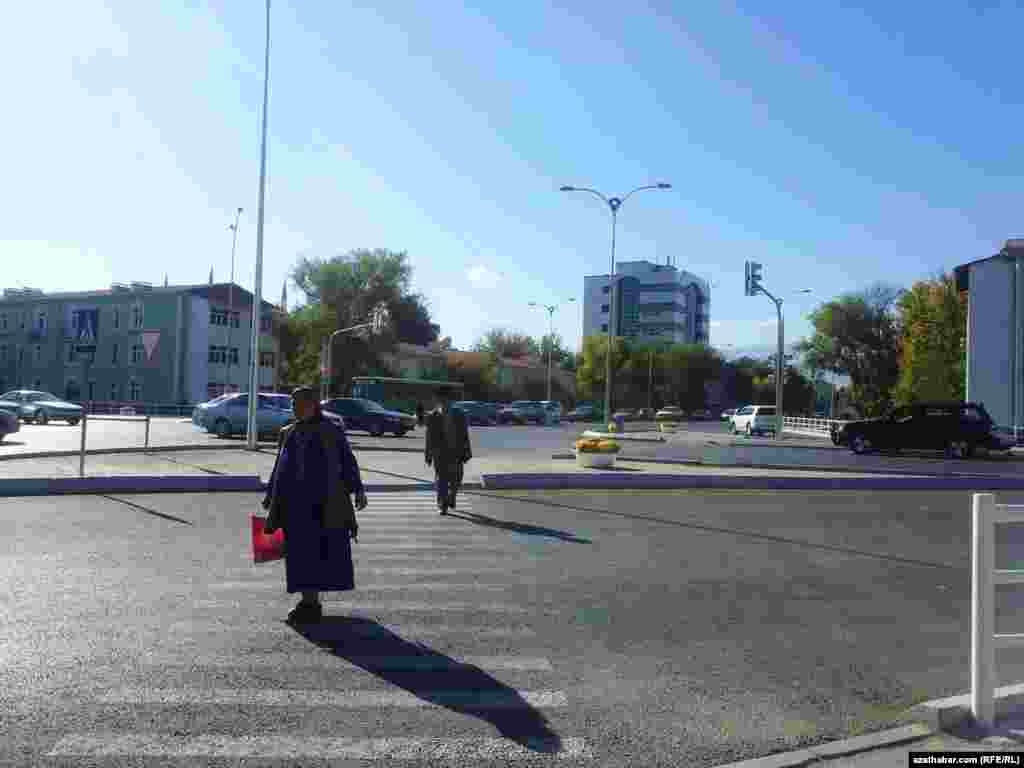 Köçäni geçip barýan gartaşan adamlar