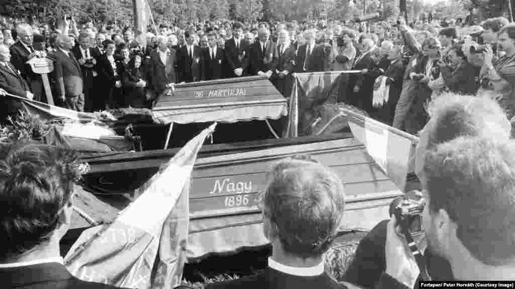 1989. június 16-án több százezres tömeg vett részt a Hősök terén megtartott tiszteletadáson, ahol a Műcsarnok előtt állították fel Nagy Imre, Gimes Miklós, Losonczy Géza, Maléter Pál, Szilágyi József, valamint az ismeretlen mártírok koporsóit, amelyeket aztán innen vittek át az Új Köztemetőbe