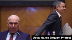 Premierul Ilie Bolojan (stânga) și președintele social-democraților, Sorin Grindeanu (dreapta) par să fi ajuns la un acord privind reforma administrației și reducerile de taxe și impozite.