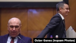 Premierul liberal Ilie Bolojan (stânga) și președintele social-democraților, Sorin Grindeanu.