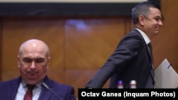 Liderul PSD, Sorin Grindeanu, îl atacă constant pe premierul Ilie Bolojan (stânga). Prim-ministrul spune că atunci când se va întâmpla, plecarea din actuala funcție „va fi o ușurare”.