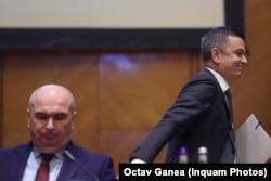 Premierul Ilie Bolojan și președintele PSD, Sorin Grindeanu, ar fi cei doi câștigători ai jocului privind pensiile magistraților. Primul pentru că a jucat decizia CCR cu demisia pe masă; al doilea pentru că ar fi arătat că PSD este cel care controlează deciziile CCR.