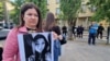 Жена държи снимката на 18-годишната Магдалена, за чието убийство беше обвинен неин 17-годишен съученик. Случаят предизвика протести в Хасково заради реакцията на полицията, която твърдеше, че момичето просто е избягало от вкъщи.