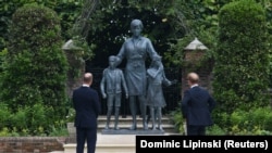 Церемония открытия памятника принцессе Диане в саду Кенсингтонского дворца в Лондоне, 1 июля 2021 года. 