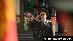 Aleksandar Lukašenko salutira tokom ceremonije inauguracije u Minsku, 23. septembar 2020. 
