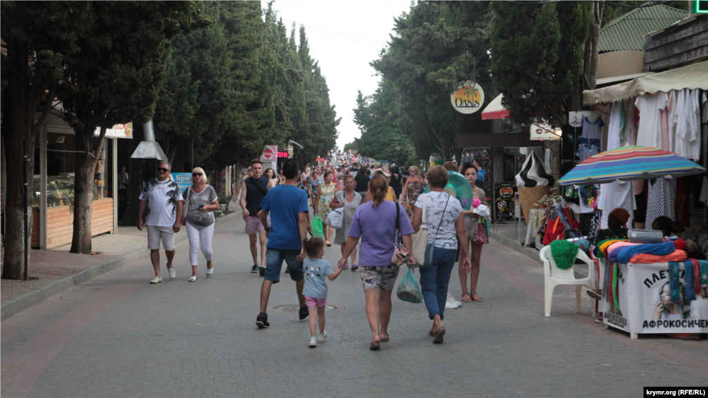 Торговля на Кипарисовой аллее, соединяющей набережную с центральной улицей города&nbsp;&ndash; улицей Ленина