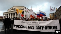 Участники акции "Марш против ненависти", посвященной противостоянию нетерпимости, ксенофобии и дискриминации. Санкт-Петербург, 2 ноября 2013 года.