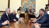 Milorad Dodik prilikom susreta sa Tomislavom Nikolićem tokom posete Beogradu, avgust 2012.