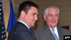 Rex Tillerson (djathtas) dhe Pavlo Klimkin gjatë takimit të mbrëmshëm në Uashington
