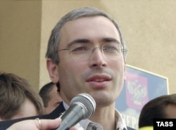 Михаил Ходорковский после допроса в СК за несколько месяцев до своего ареста, июнь 2003 года