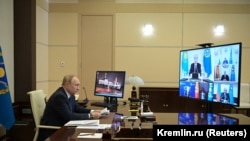 Президент Росії Володимир Путін бере участь у позачерговому засіданні Ради Організації Договору про колективну безпеку (ОДКБ) по відеозв'язку в підмосковній державній резиденції Ново-Огарьово, 10 січня 2022 року
