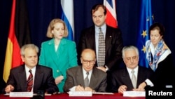 Президент Сербії Слободан Мілошевич (ліворуч), президент Боснії і Герцеговини Алія Ізетбегович (в центрі) та президент Хорватії Франьо Туджман підписують Дейтонську мирну угоду, 21 листопада 1995 року.