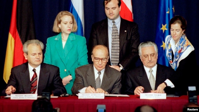 Serbiya prezidenti Slobodan Miloşeviç, Bosniya və Herseqovina prezidenti Aliya İzzetbeqoviç və Xorvatiya prezidenti Franyo Tucman Daytondakı Rayt-Patterson Hərbi Hava Qüvvələri bazasında 21 günlük danışıqlardan sonra sülh sazişi imzalayır. 21 noyabr 1995