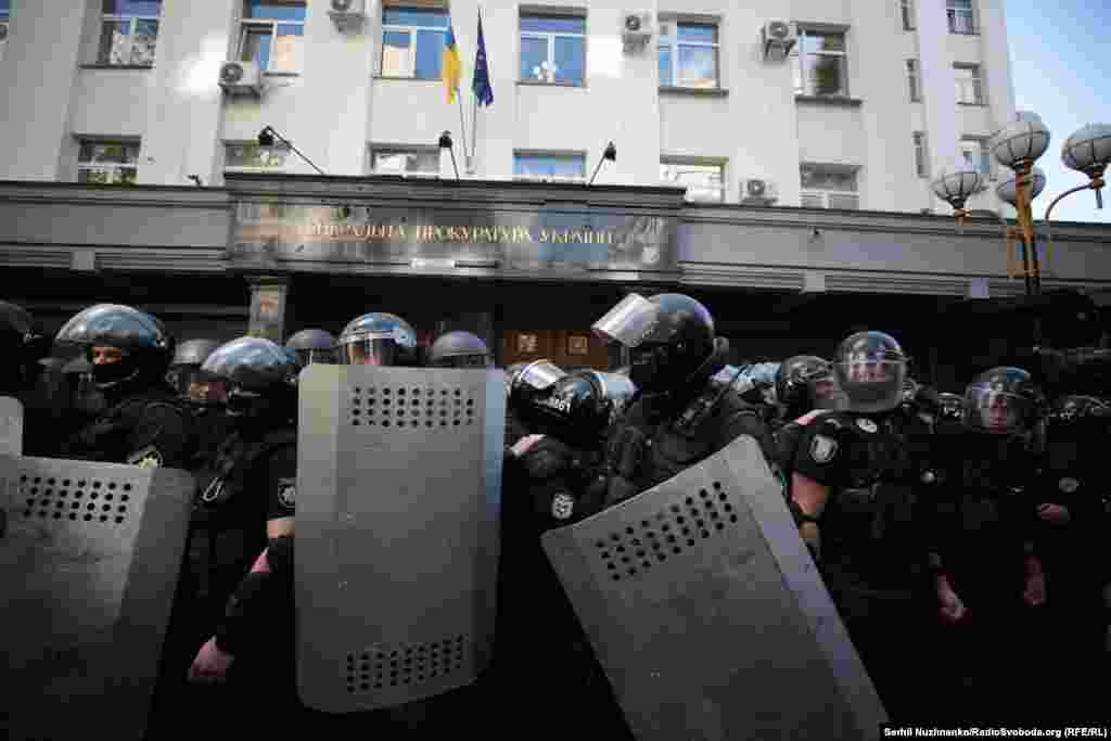 Натомість&nbsp;правозахисники стверджують, що&nbsp;Тумгоєва видали Росії&nbsp;таємно і з порушеннями закону, який забороняє видачу людини до країни, де її життю та здоров&rsquo;ю загрожує небезпека