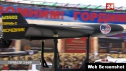 „შაჰედი“ „სტალინის შევარდნების“ სარეკლამო სტიკერით მინსკში გამართულ სამხედრო აღლუმზე. 2024 წლის 3 ივლისი