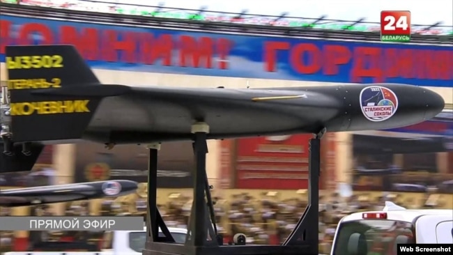 "Шахед" с рекламной наклейкой “Сталинских соколов” на военном параде в Минске, 3 июля 2024 года
