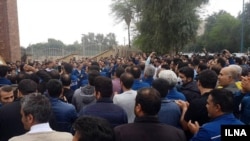صدها کارگر گروه ملی صنعتی فولاد ایران روز دوشنبه در مقابل استانداری خوزستان تجمع کردند