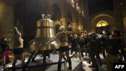 Aktivistet e grupit Femen në katedralen Notre Dame, në Paris, 12 shkurt 2013.
