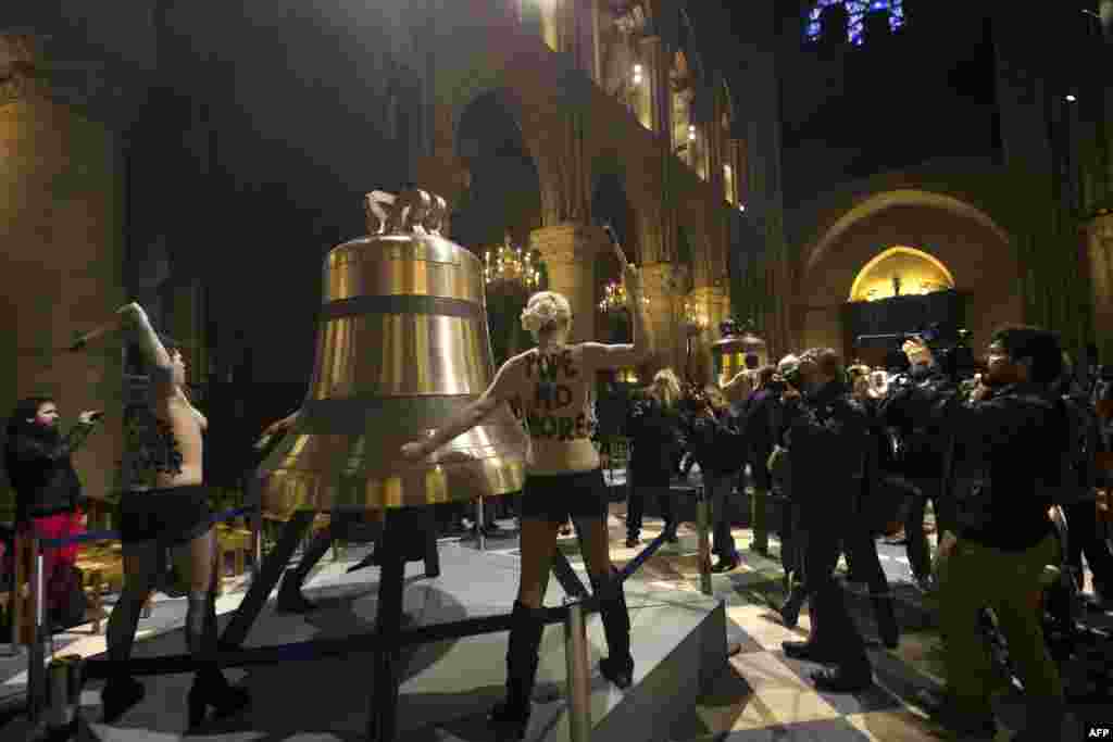 Femen қозғалысы белсенділерінің Notre Dame соборында өткізген акциясы. Париж, ақпан, 2013 жыл.