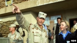 Сенатор долго шла к выводу о необходимости эвакуации иракской группировки. Хиллари в казарме 2 вдд в Багдаде в ноябре 2003 года