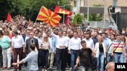 Архивска фотографија - Христијан Мицкоски и ВМРО-ДПМНЕ на протестен марш во Струмица.