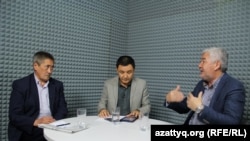 Еркин Ракишев (слева), журналист Касым Аманжол (в центре) и Амиржан Косанов. Алматы, 14 октября 2015 года.