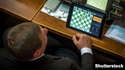 Депутат під час сесії парламенту, 21 грудня 2016 року