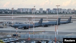 Avioanele-cisternă ale Forțelor Aeriene ale SUA aliniate pe pista Aeroportului Internațional Ben Gurion din Lod, lângă Tel Aviv, la 24 februarie 2026. Războiul a început patru zile mai târziu.