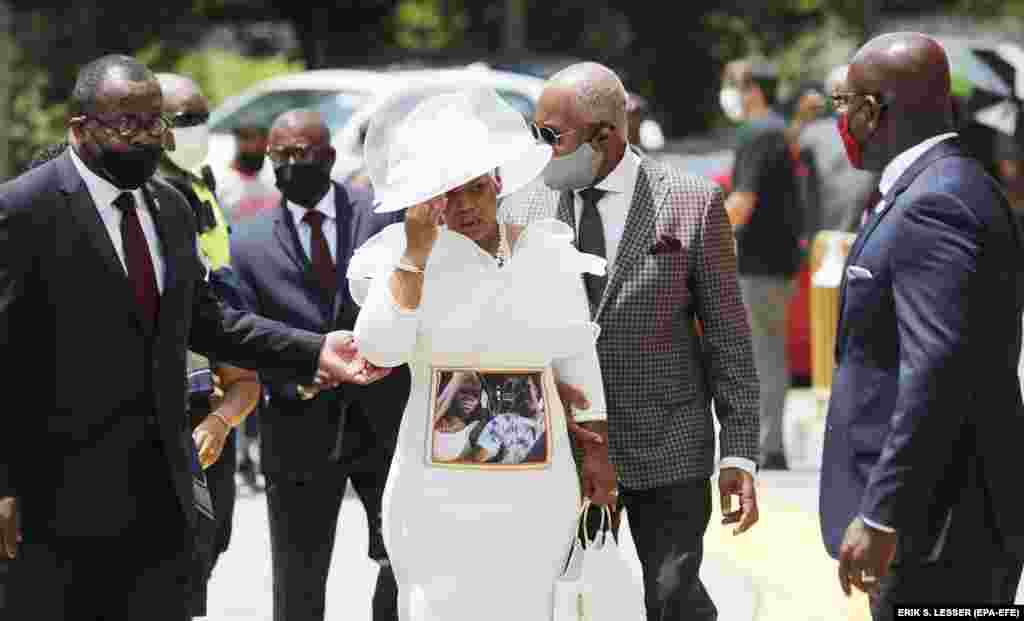 Вдова Рейшарда Брукса Томіка Міллер приїжджає на публічне прощання з її чоловіком у баптистській церкві &laquo;Ебенезер&raquo; в Атланті, штат Джорджія, США