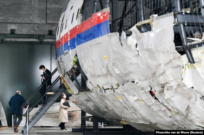 Gjyqtarët dhe avokatët shqyrtojnë rrënojat e rindërtuara të MH17 si pjesë e gjyqit për vrasjen e 298 personave përpara se gjyqi të fillojë në themel. Holandë, 26 maj 2021