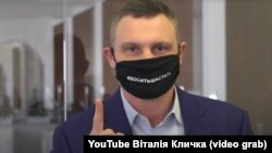 «Забруднення радіаційного немає. Зараз відкритих осередків немає, є тління», – сказав Кличко, який, за його словами, вранці 17 квітня перебуває в Чорнобильській зоні