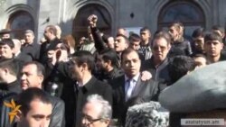 На «привет» студентов-забастовщиков другие студенты говорят «пока»