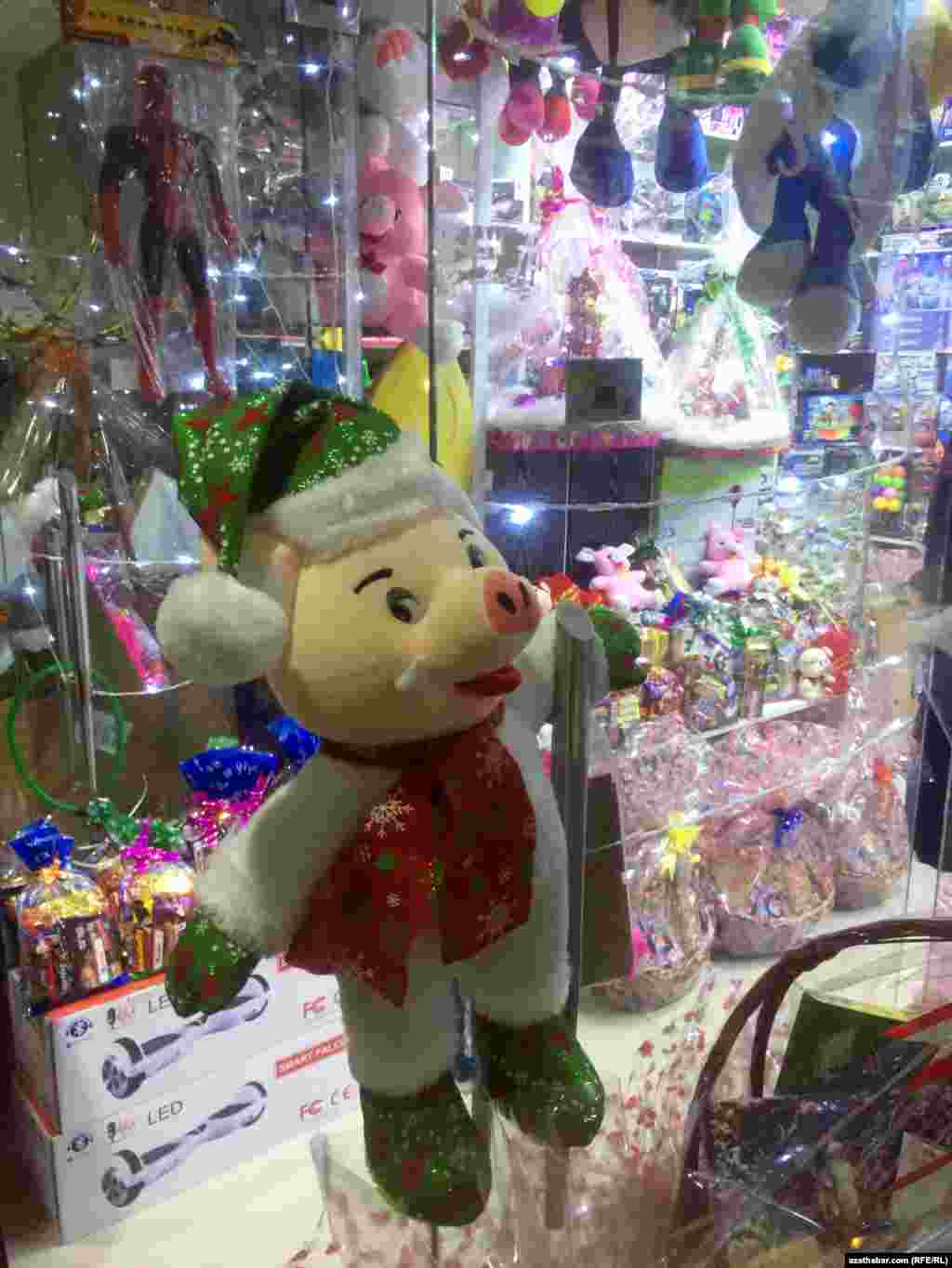 Täze ýyl baýramçylyk bezegleri we oýnawaçlary.