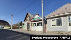 Столб, в который влетел снаряд