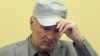 Bivši general bosanskih Srba Ratko Mladić sedi u sudnici tokom svog prvog pojavljivanja pred Tribunalom za ratne zločine UN u Hagu, 3. juna 2011.